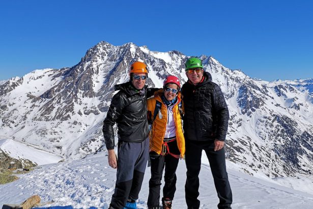 Aventura Invernal al Pico Bacias: Ascenso Épico desde el Balneario de Panticosa