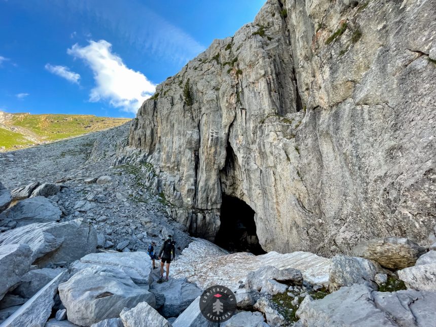 Aventura en los Pirineos: Ruta Senderista Canfranc – Cueva Lecherines, Pico Tortiellas y Pico Magdalena