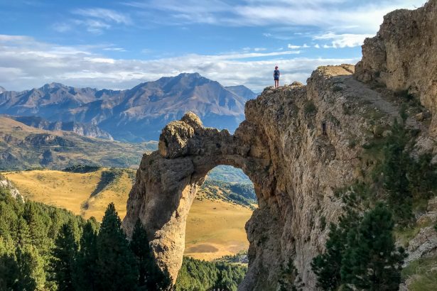 Aventura en Lacuniacha: Senderismo al Ibón de Piedrafita, Arco Natural y la Haya Centenaria